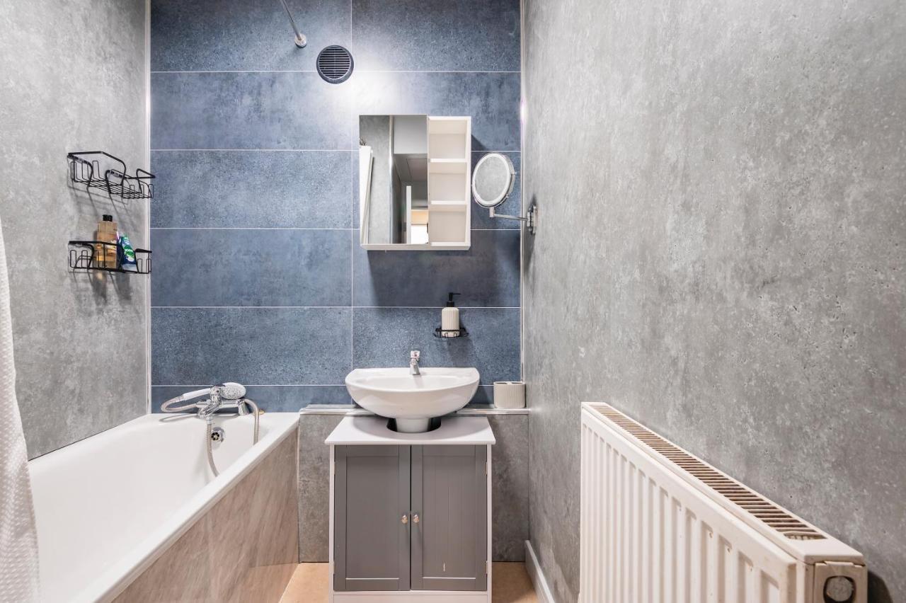 Lovely 4 Bedroom Flat In Wandsworth- ลอนดอน ภายนอก รูปภาพ